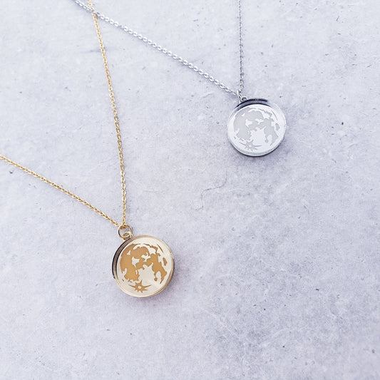 手の中の満月ネックレス