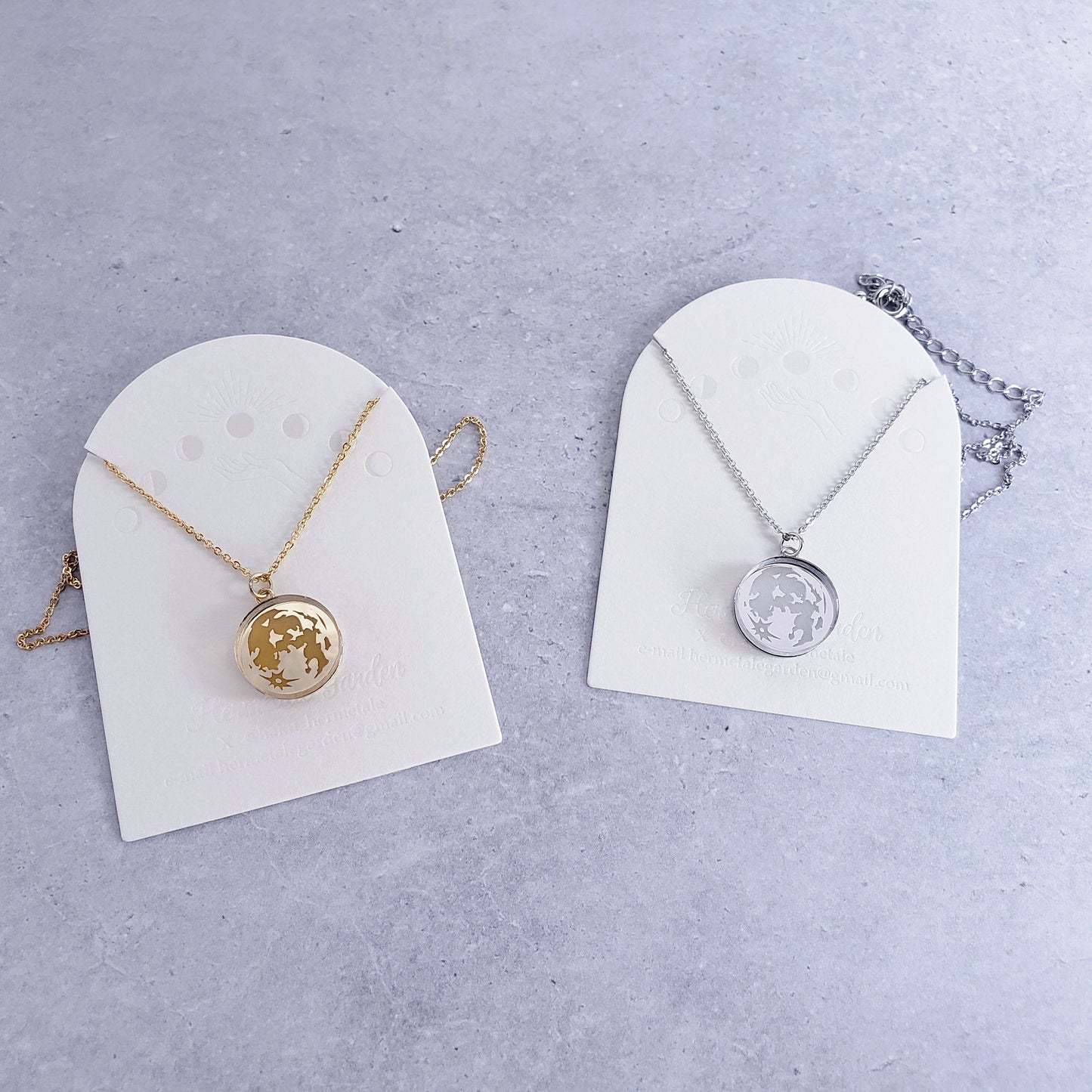 手の中の満月ネックレス