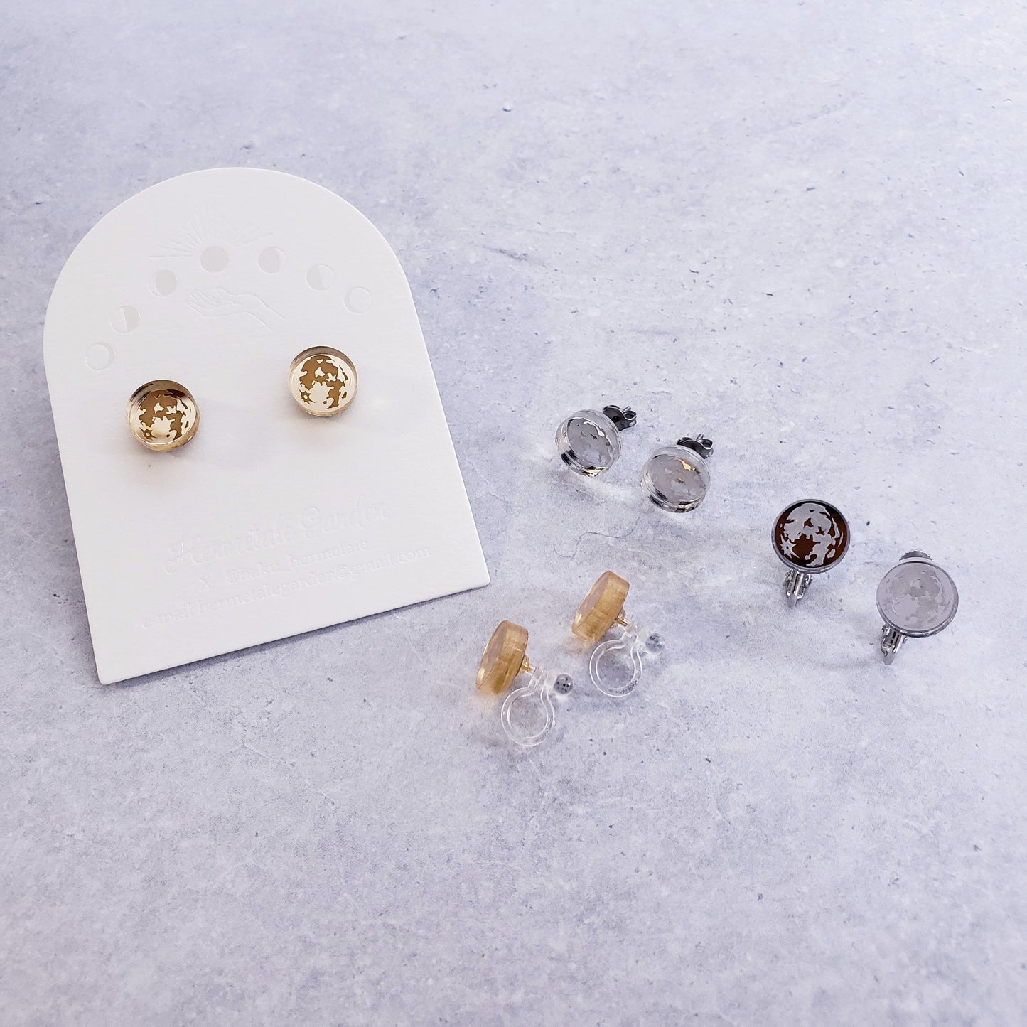 手の中の満月ピアス/イヤリング