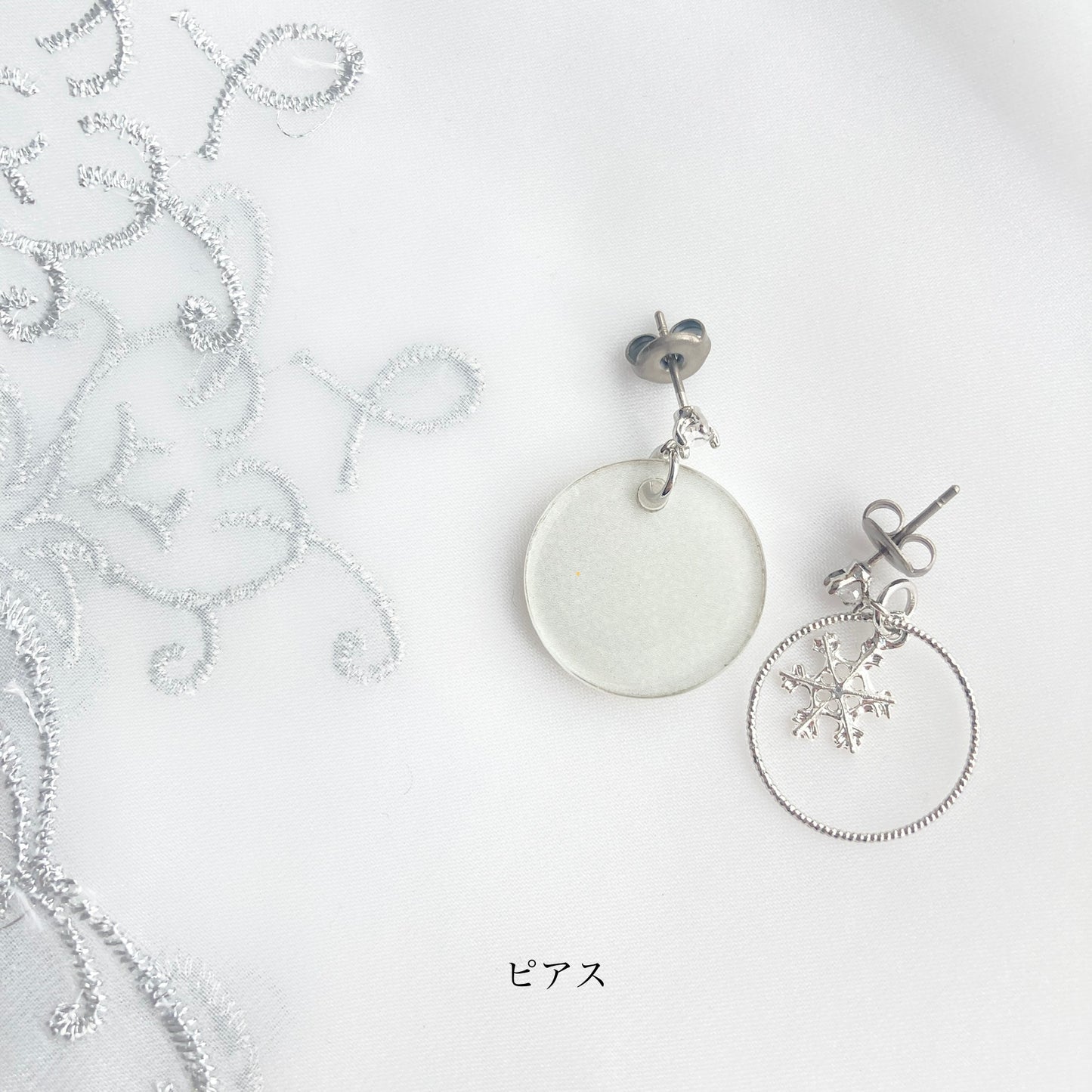 「ポインセチアの雪遊び」イヤリング・ピアス