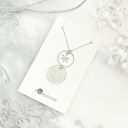 「ポインセチアの雪遊び」ネックレス