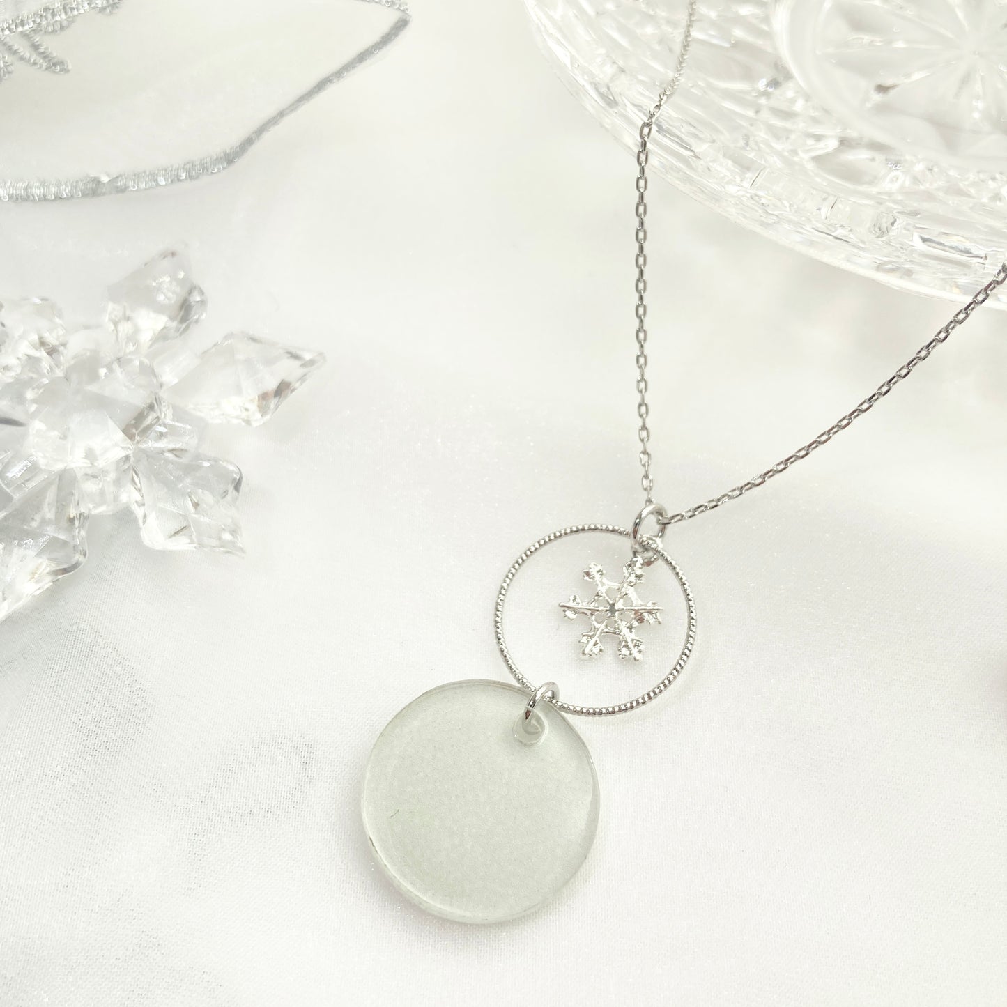 「ポインセチアの雪遊び」ネックレス