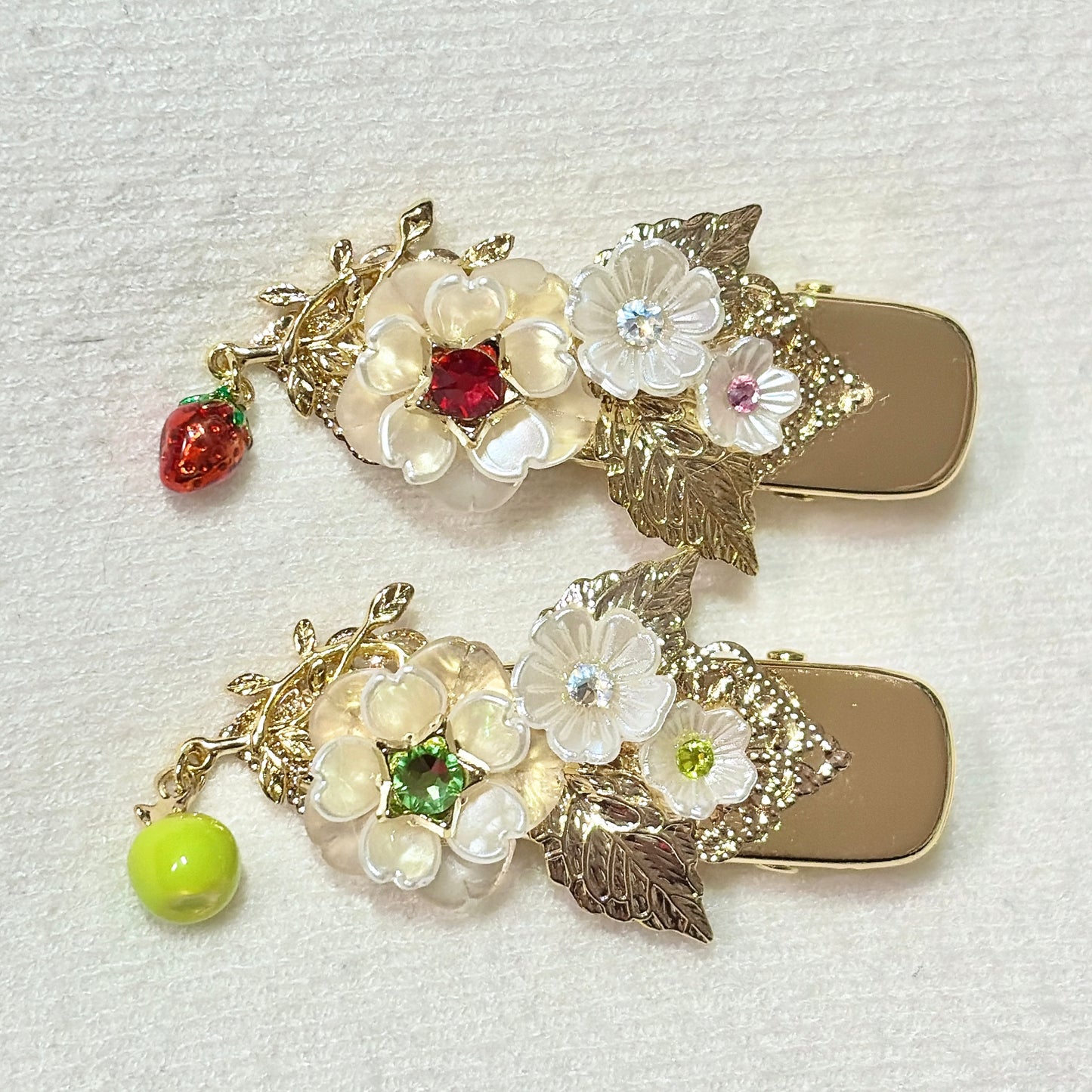 桜苺と桜青りんごのヘアクリップ