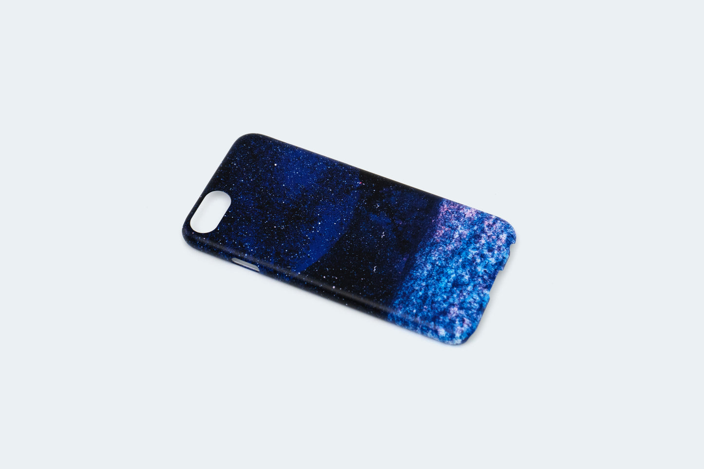 【スマホケース】夜空に輝くネモフィラを描いた、スマホケース