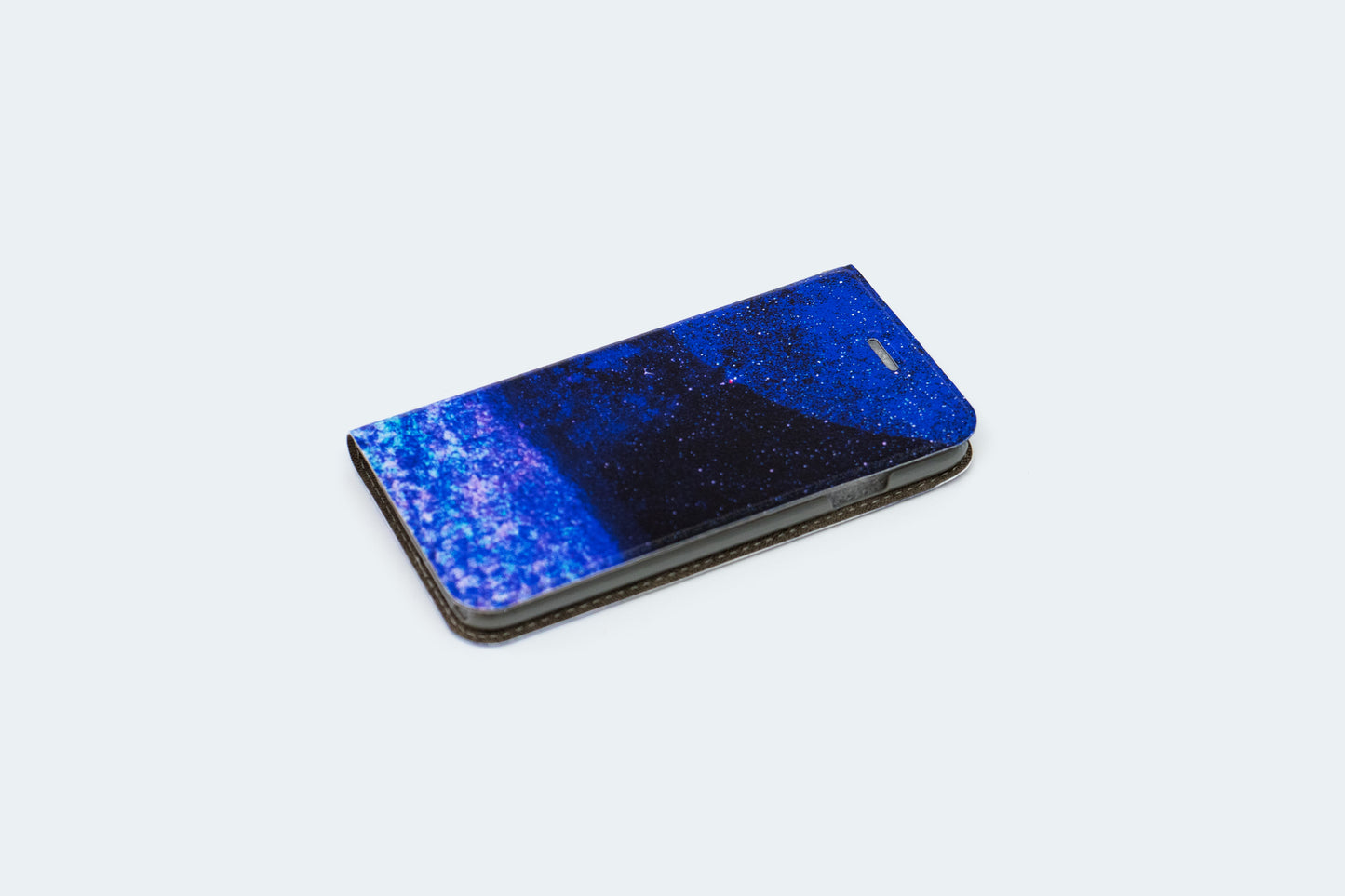 【スマホケース】夜空に輝くネモフィラを描いた、手帳型スマホケース