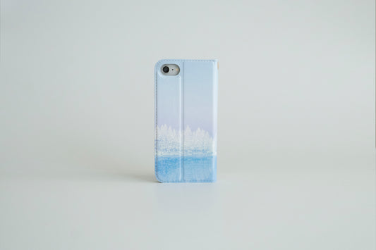 【スマホケース】樹氷と雪の空を描いた、手帳型スマホケース