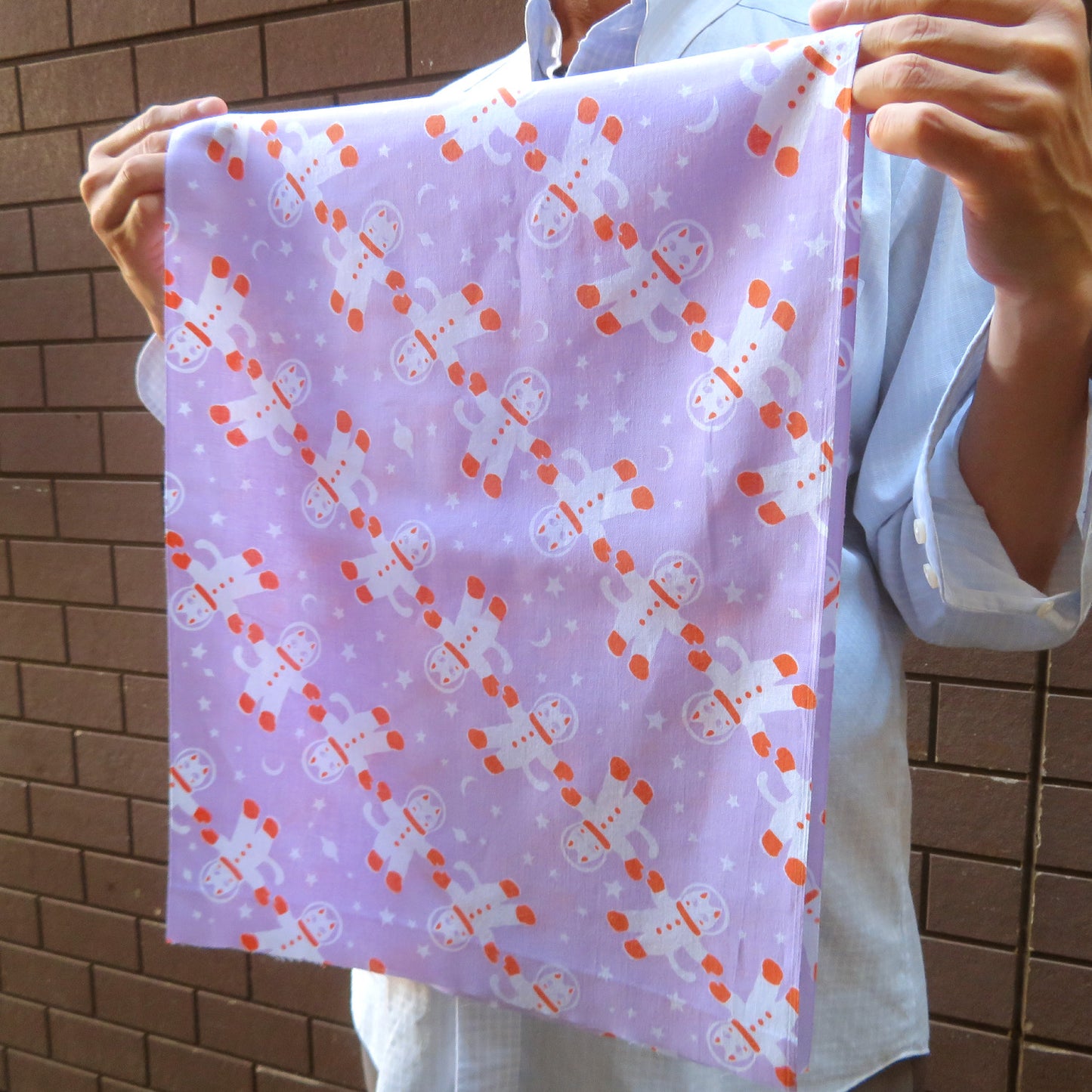 白猫マイカの綿100%手ぬぐい|「宇宙フォークダンス(べに藤宇宙)」手捺染(てなっせん)