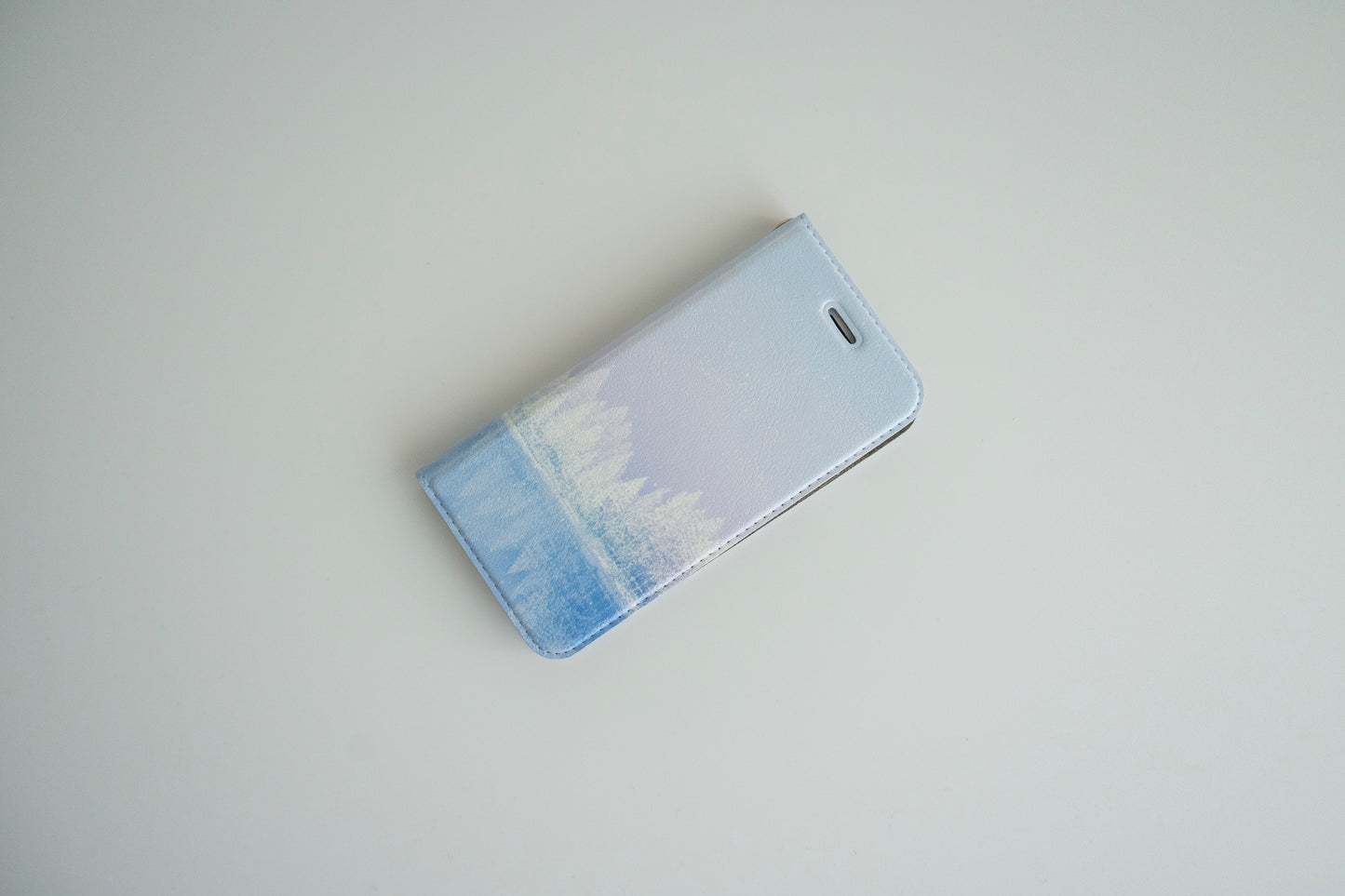 【スマホケース】樹氷と雪の空を描いた、手帳型スマホケース