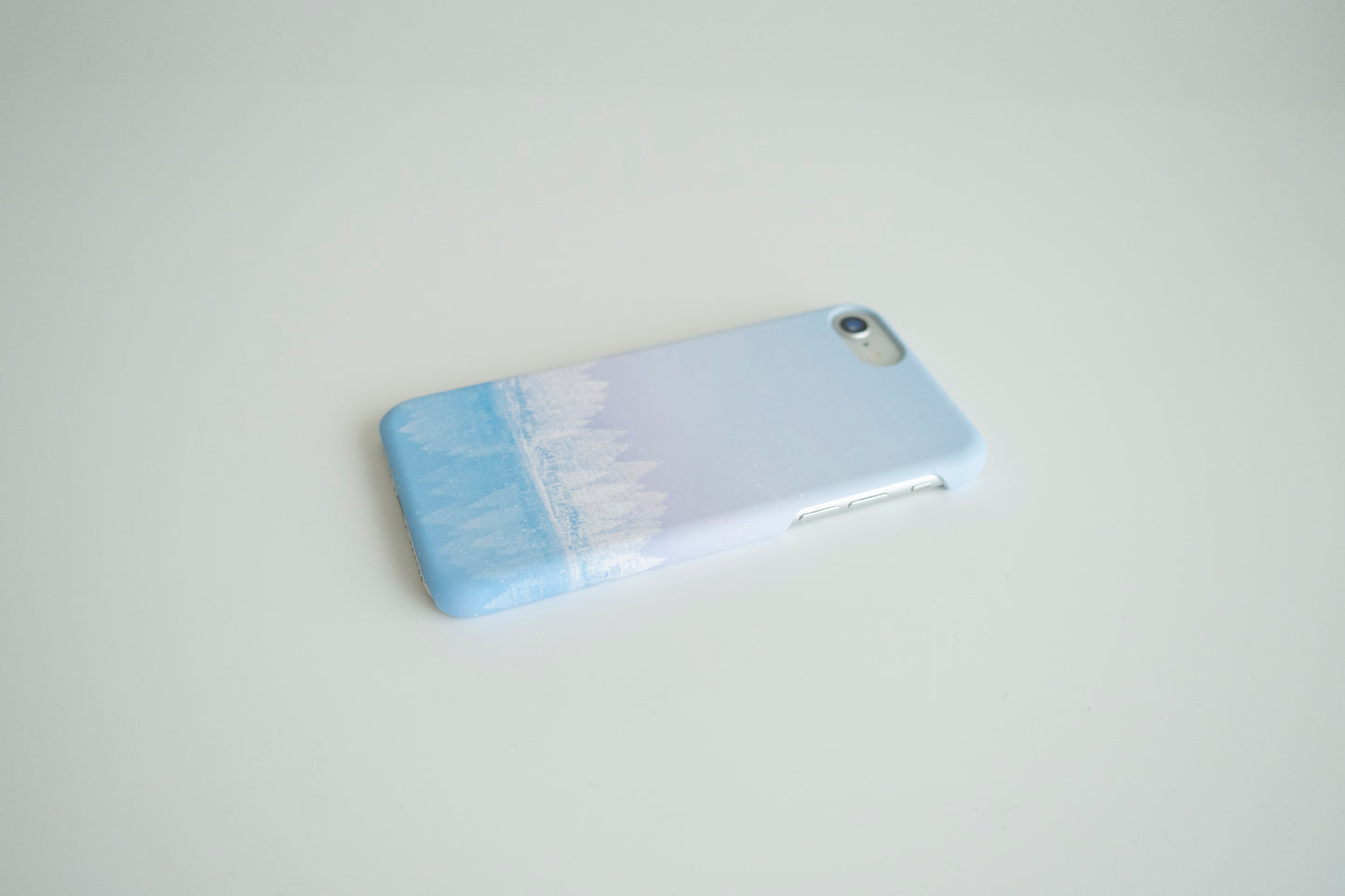 【スマホケース】樹氷と雪の空を描いた、スマホケース