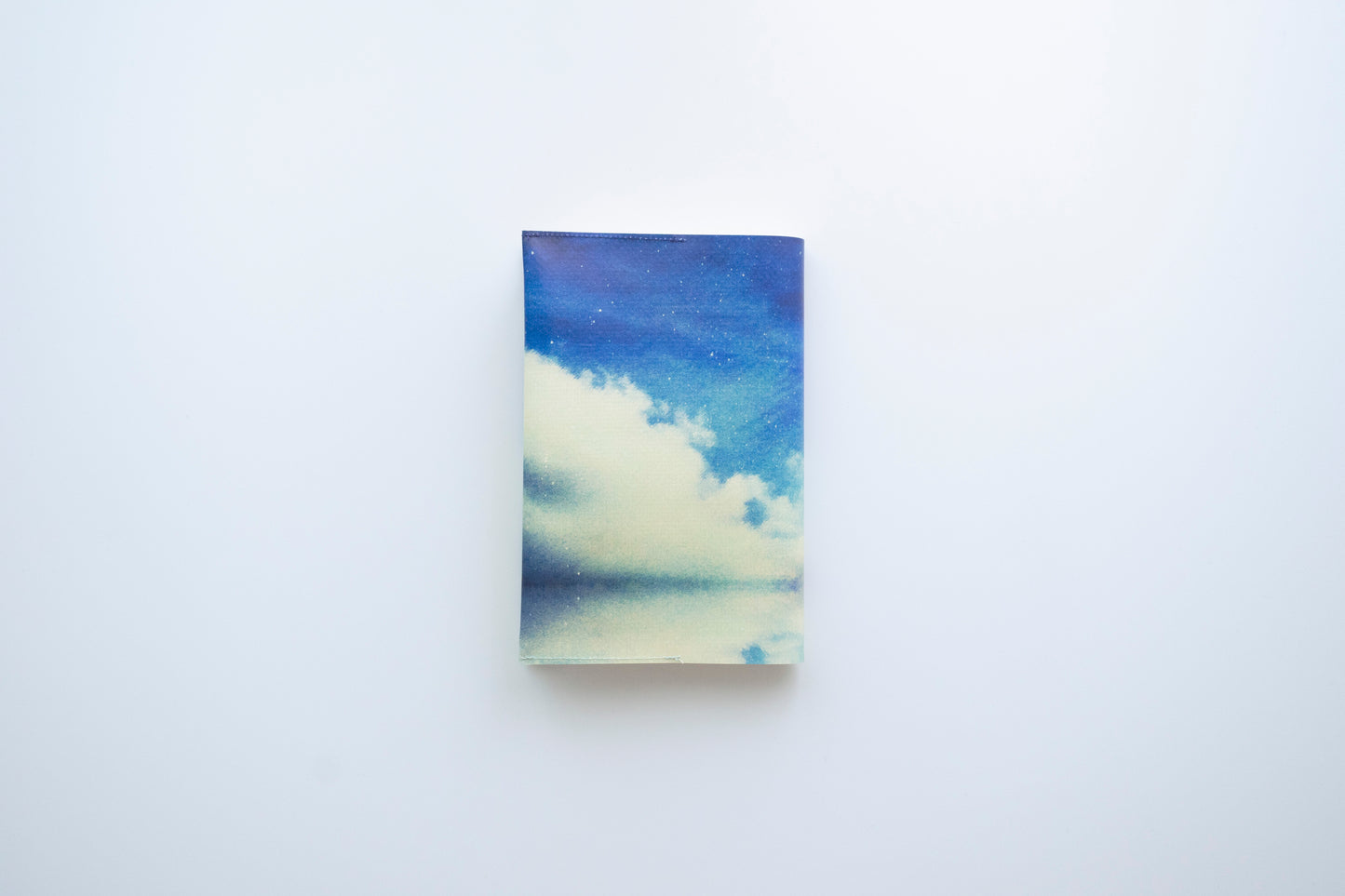 夜空と湖を描いた、文庫サイズのブックカバー