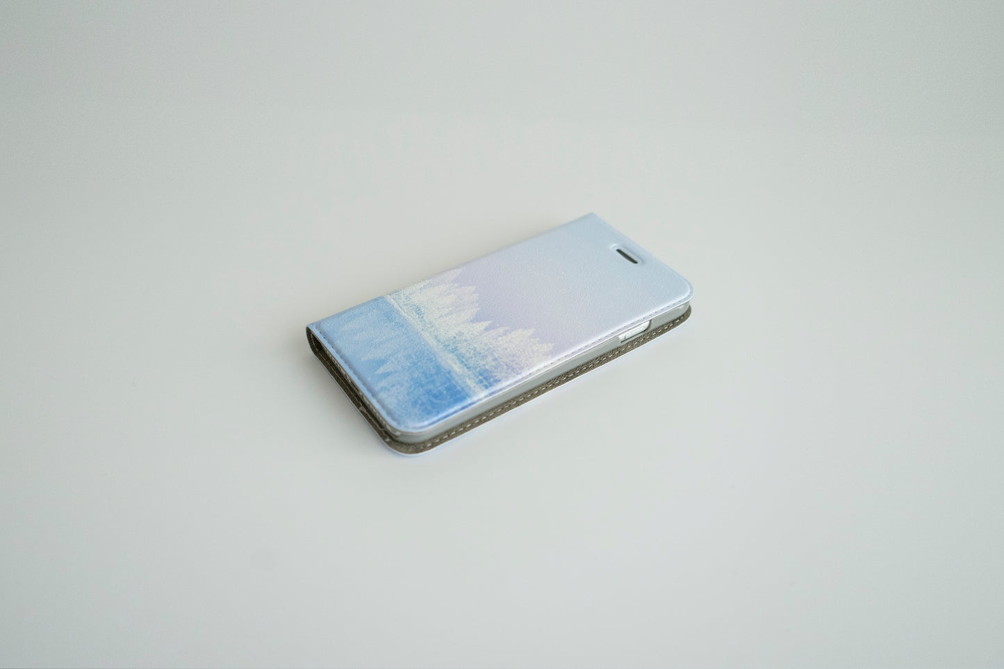 【スマホケース】樹氷と雪の空を描いた、手帳型スマホケース