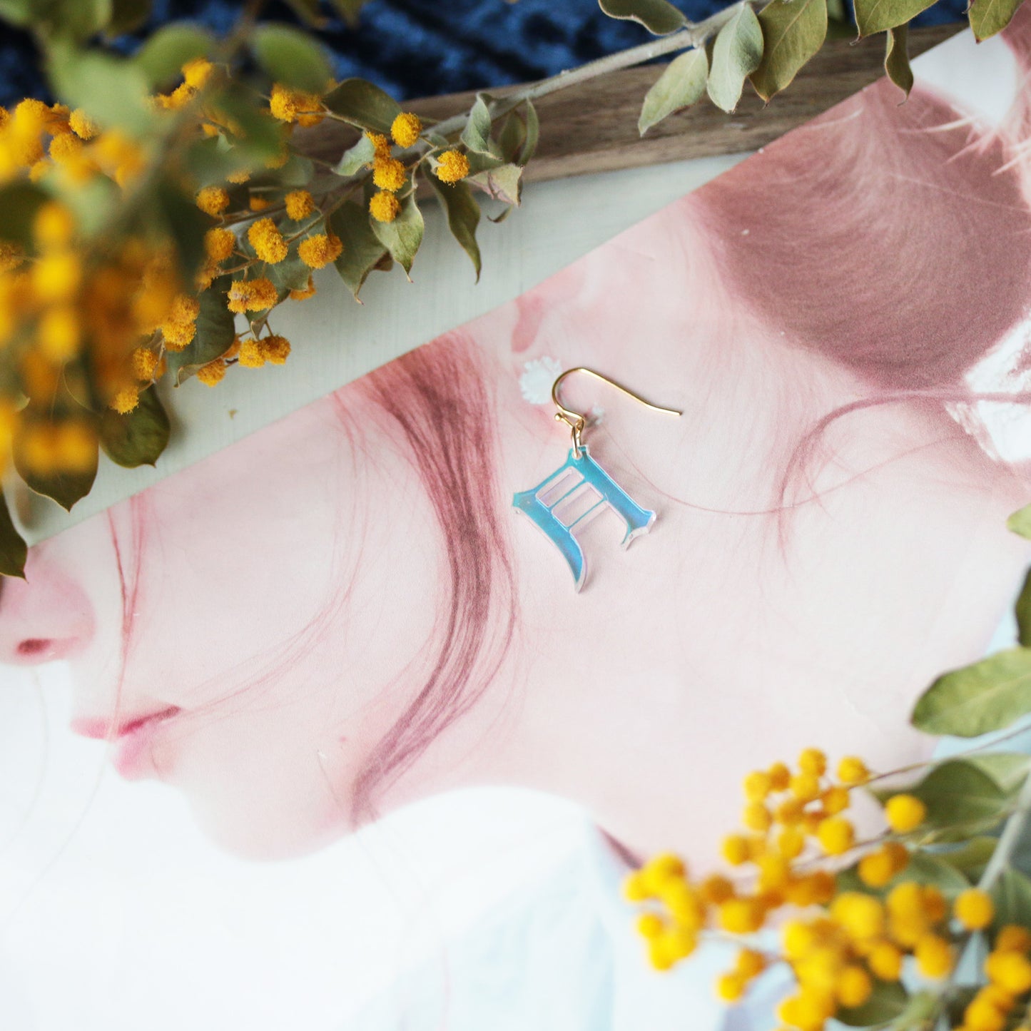 虹色に煌めく「月」のイヤリング・ピアス