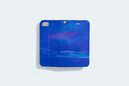 【スマホケース】夜空と雪解けの山を描いた、手帳型スマホケース