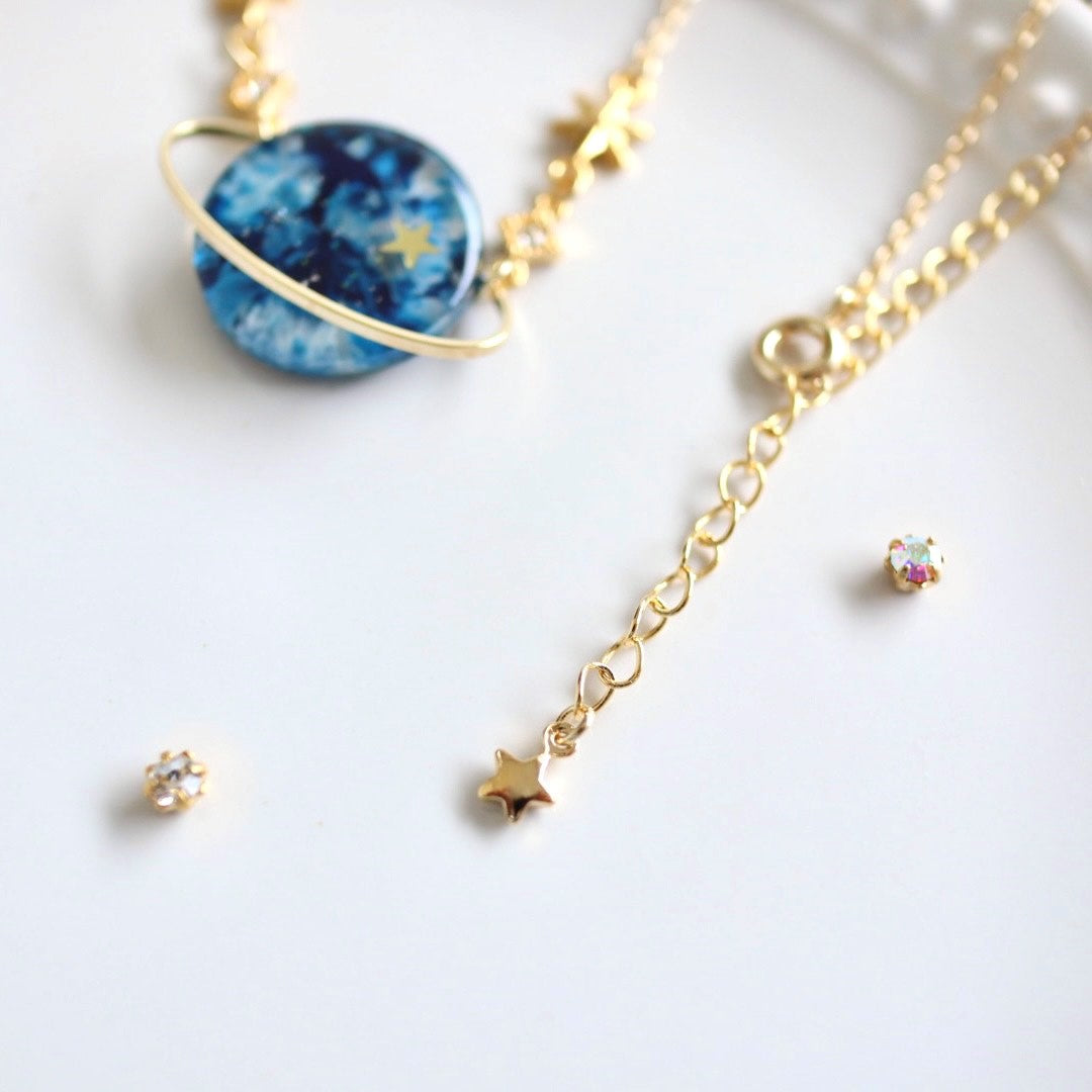 氷の土星ネックレス
