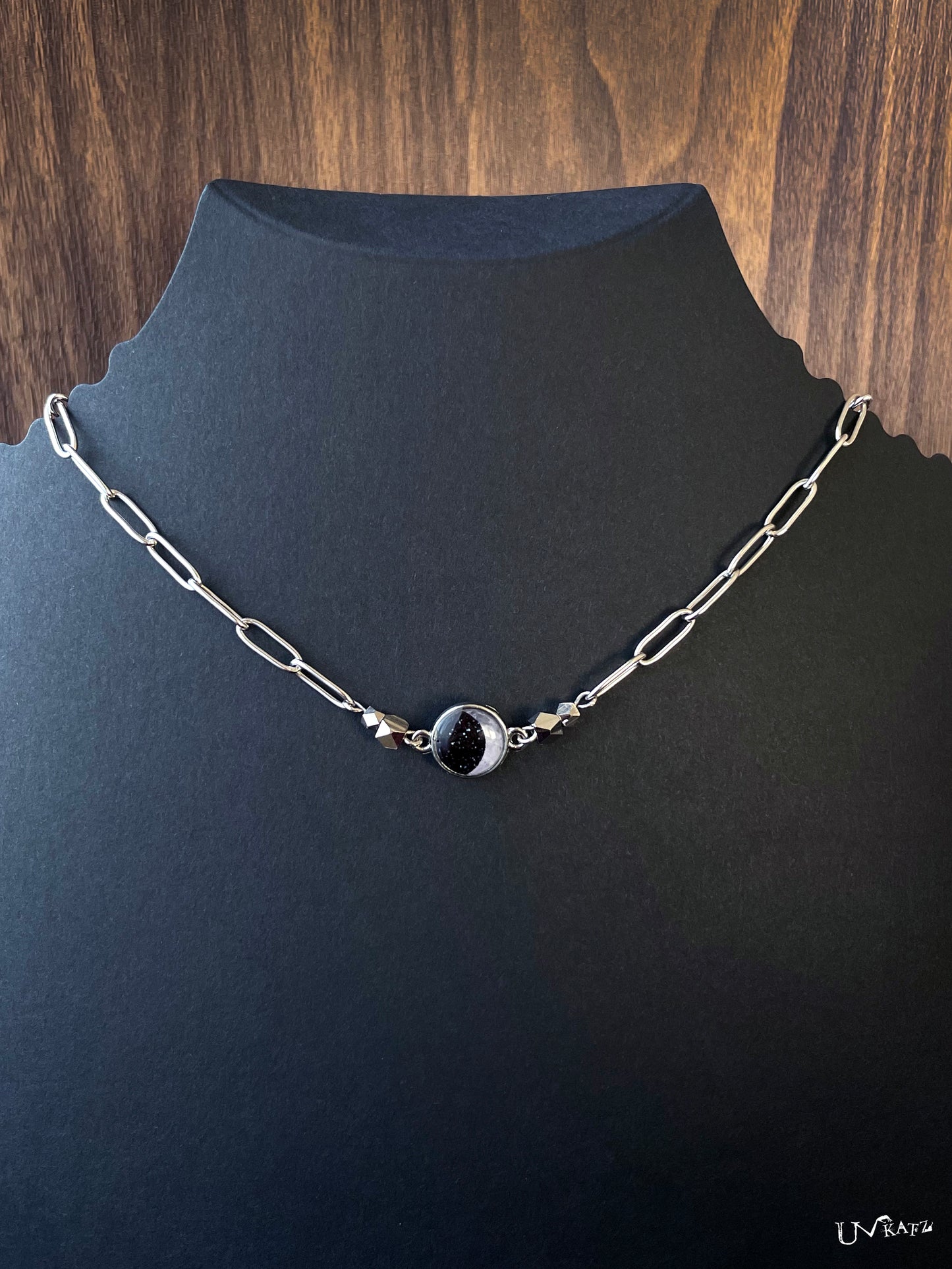 "crescent moon"チョーカーネックレス