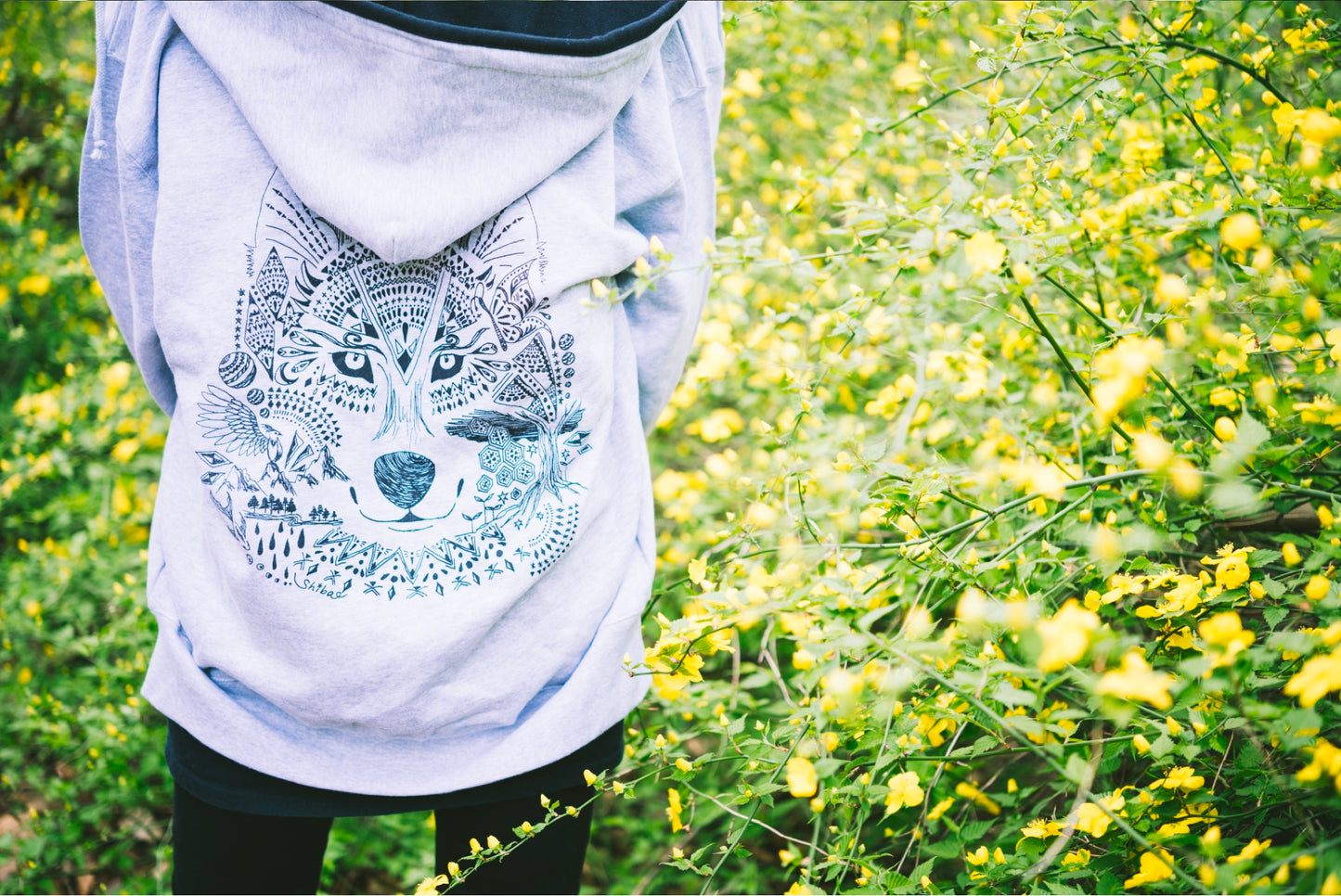 狼ノッテのパーカー