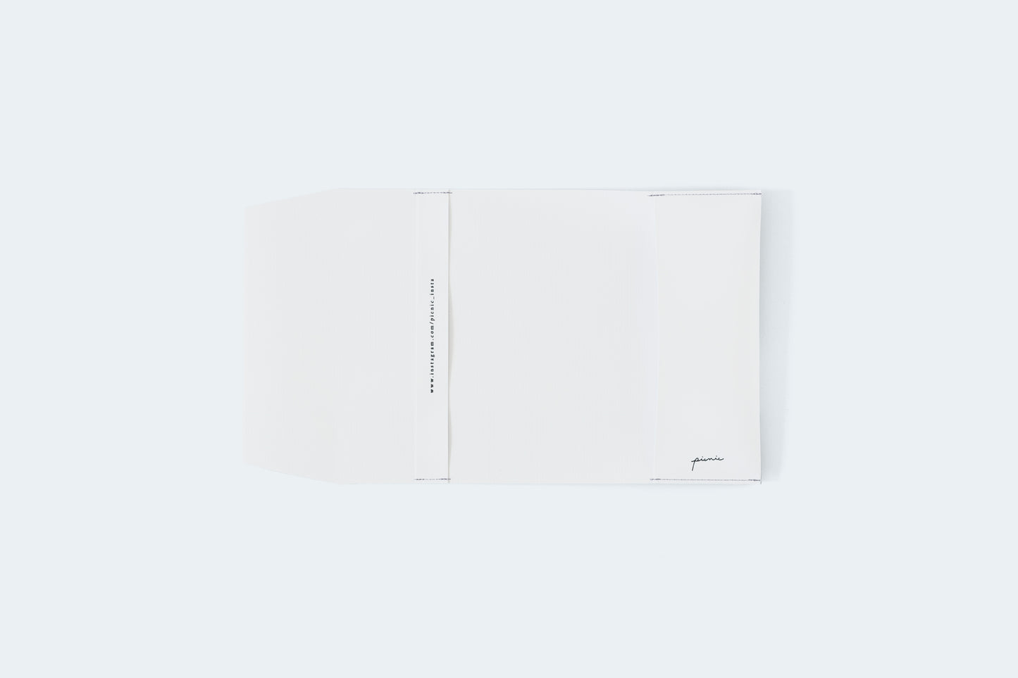 湖に浮かぶ、月と森を描いた、文庫サイズのブックカバー