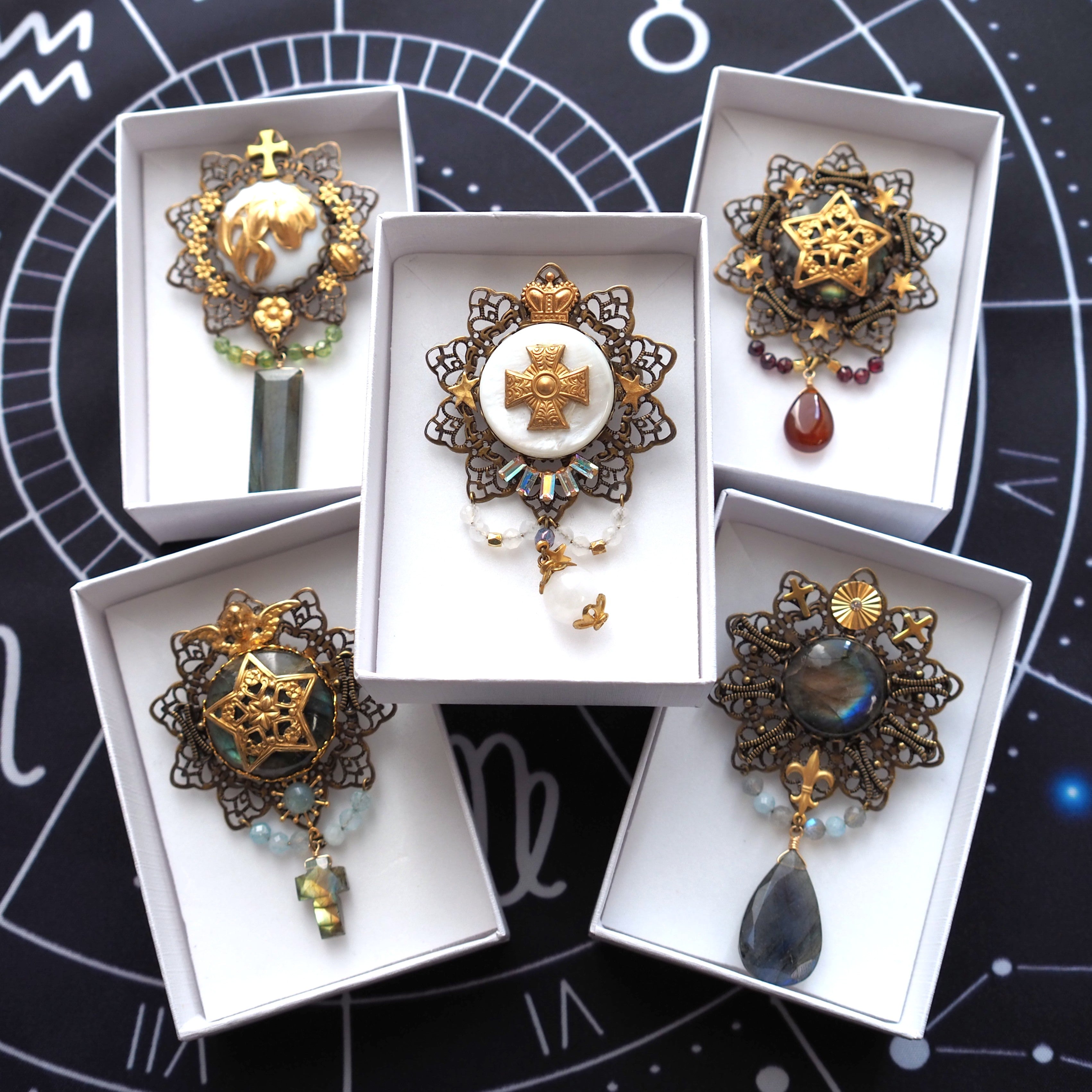 魔法具のブローチ – 宙フェス夜市