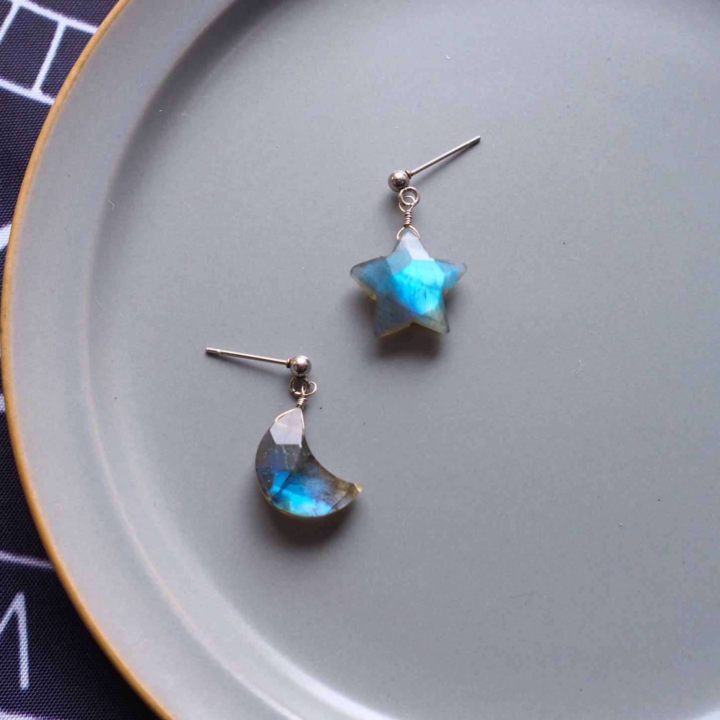 ラブラドライト 月×星の耳飾り／天然石アクセサリー
