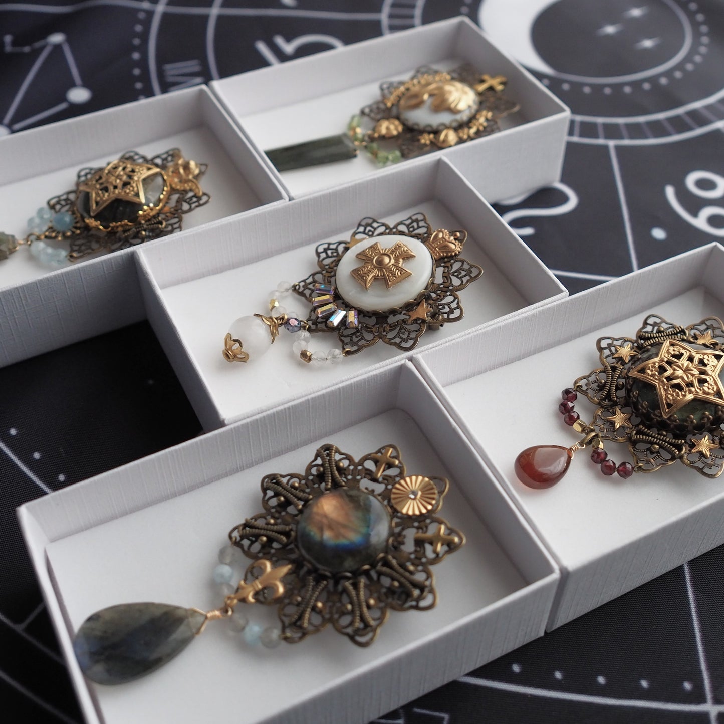 魔法具のブローチ