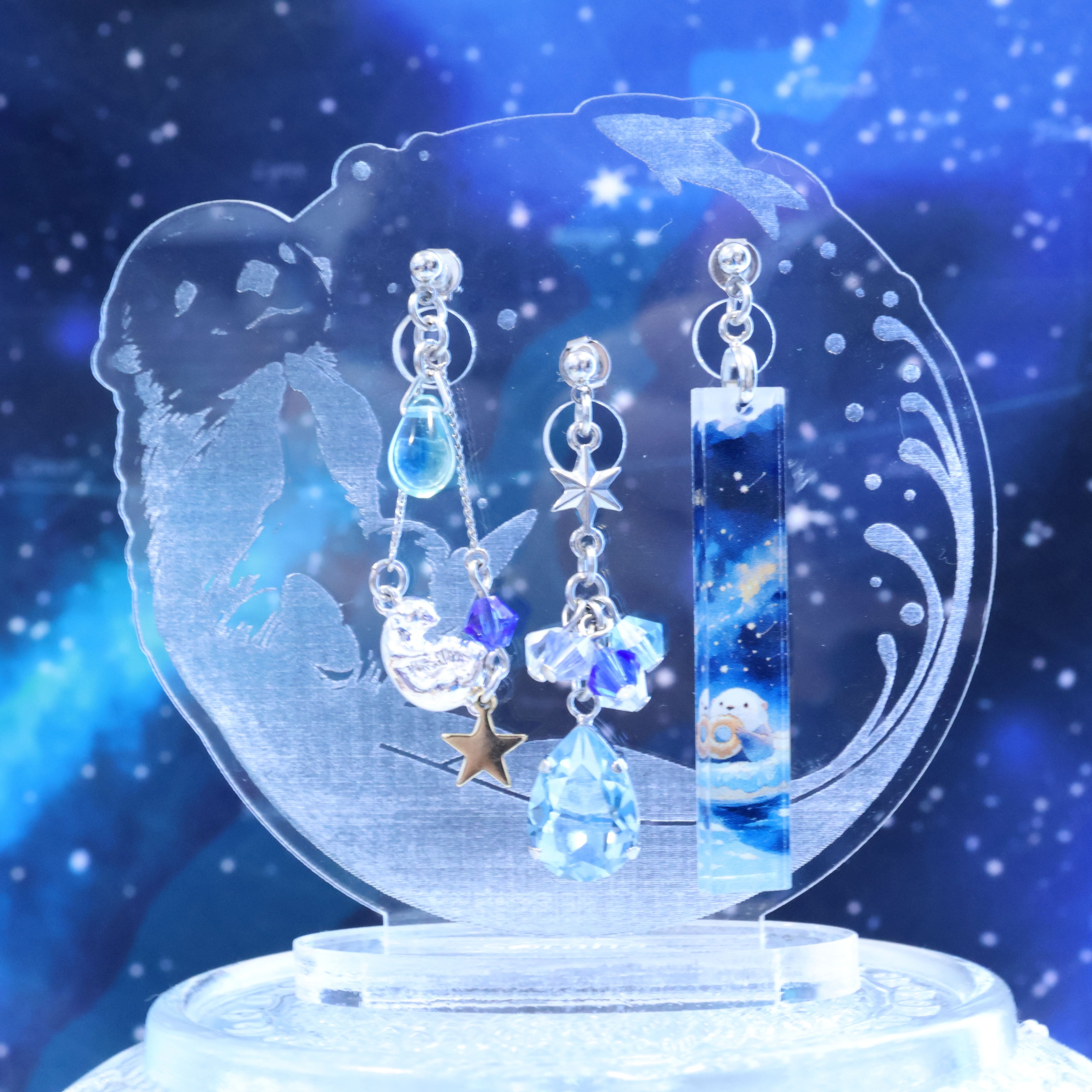 夜空 星座 ブルー 手染め ペイント ビーズ ビジュー 大ぶり ゆらゆら ピアス ラッコの見る夢は 耳飾り – 宙フェス夜市
