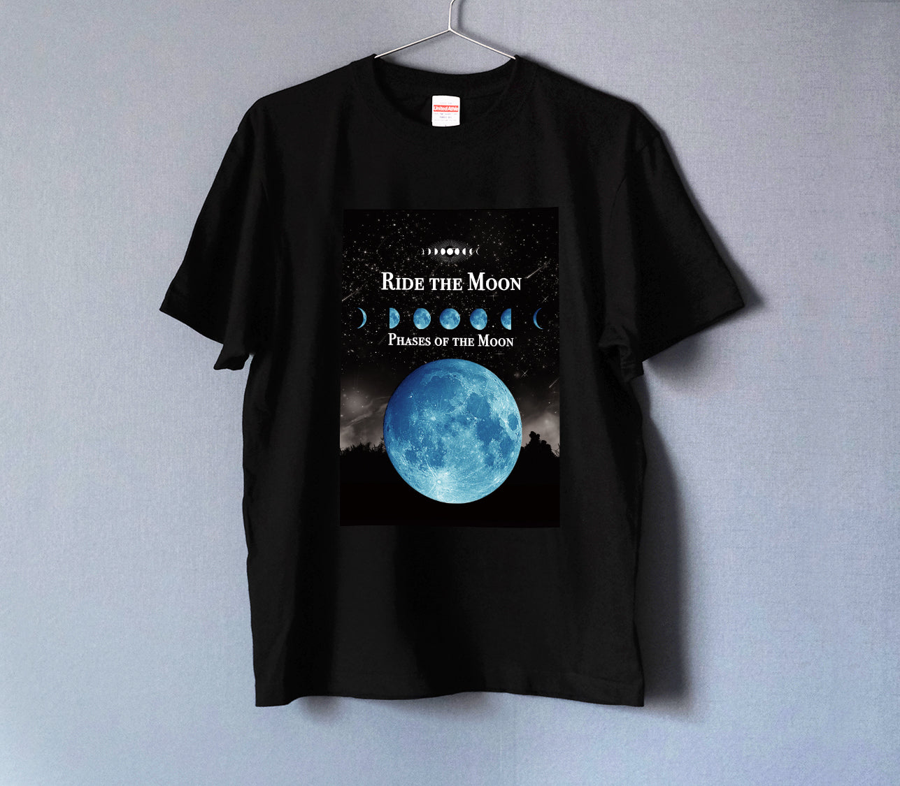 月の事柄が描かれた "RIDE THE MOON" Tシャツ 男女兼用