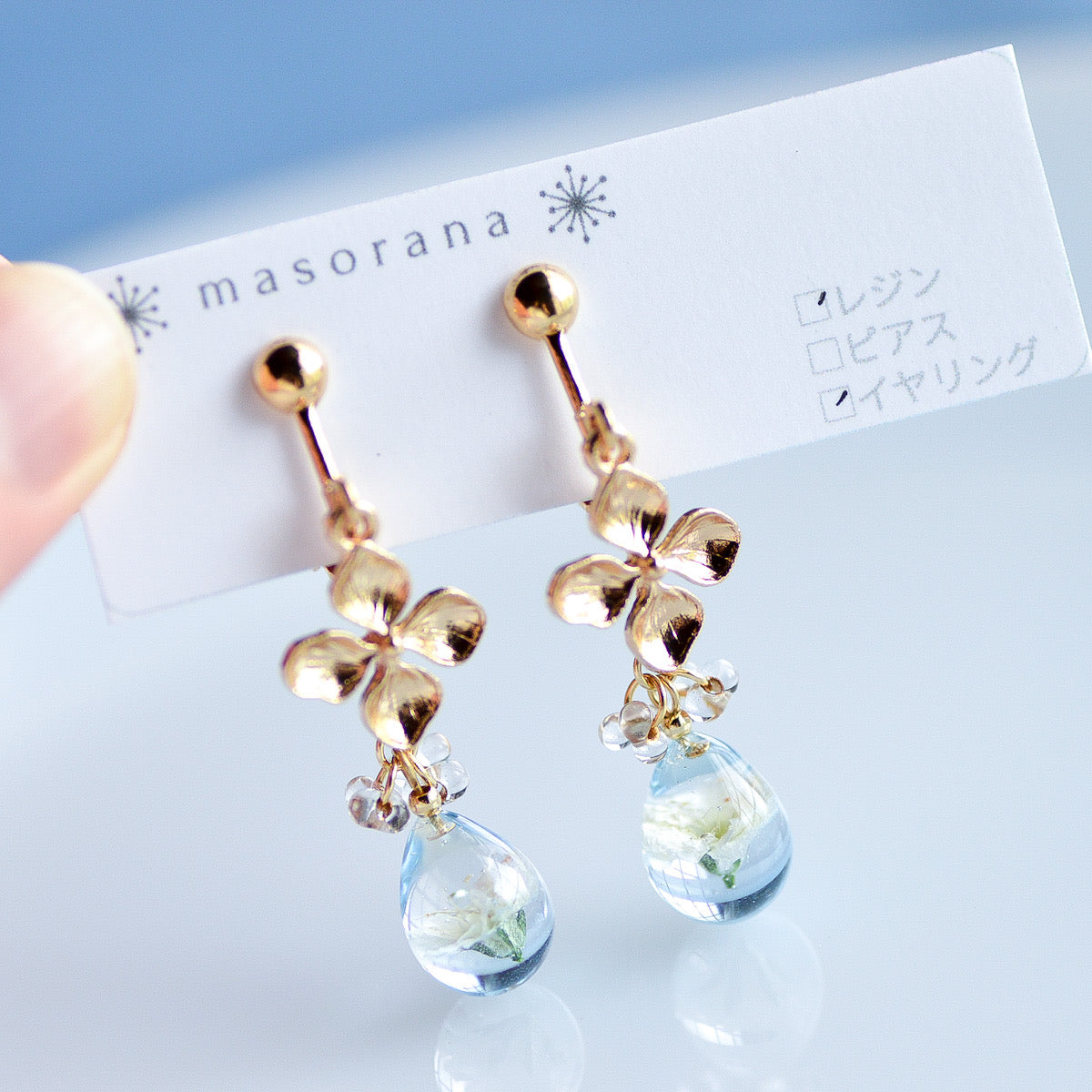 花冠とカスミ草の雫の耳飾り