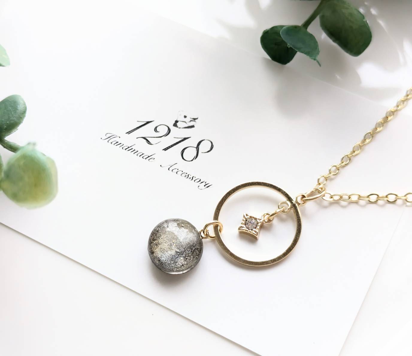 朝、空に残った月の色　ネックレス