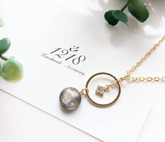 朝、空に残った月の色　ネックレス