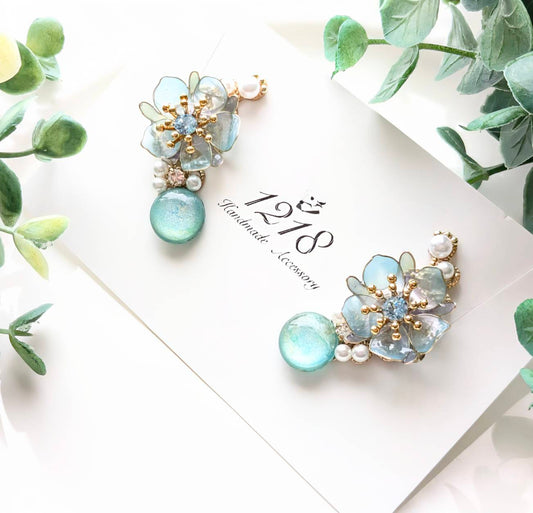 空を映した晴天の花　イヤーカフ