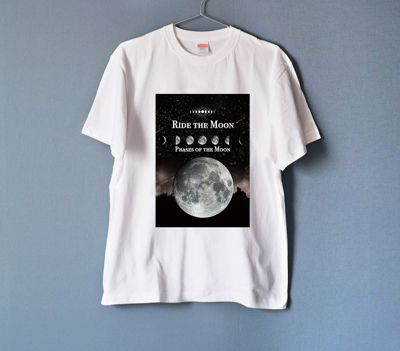 月の事柄が描かれた "RIDE THE MOON" Tシャツ 男女兼用