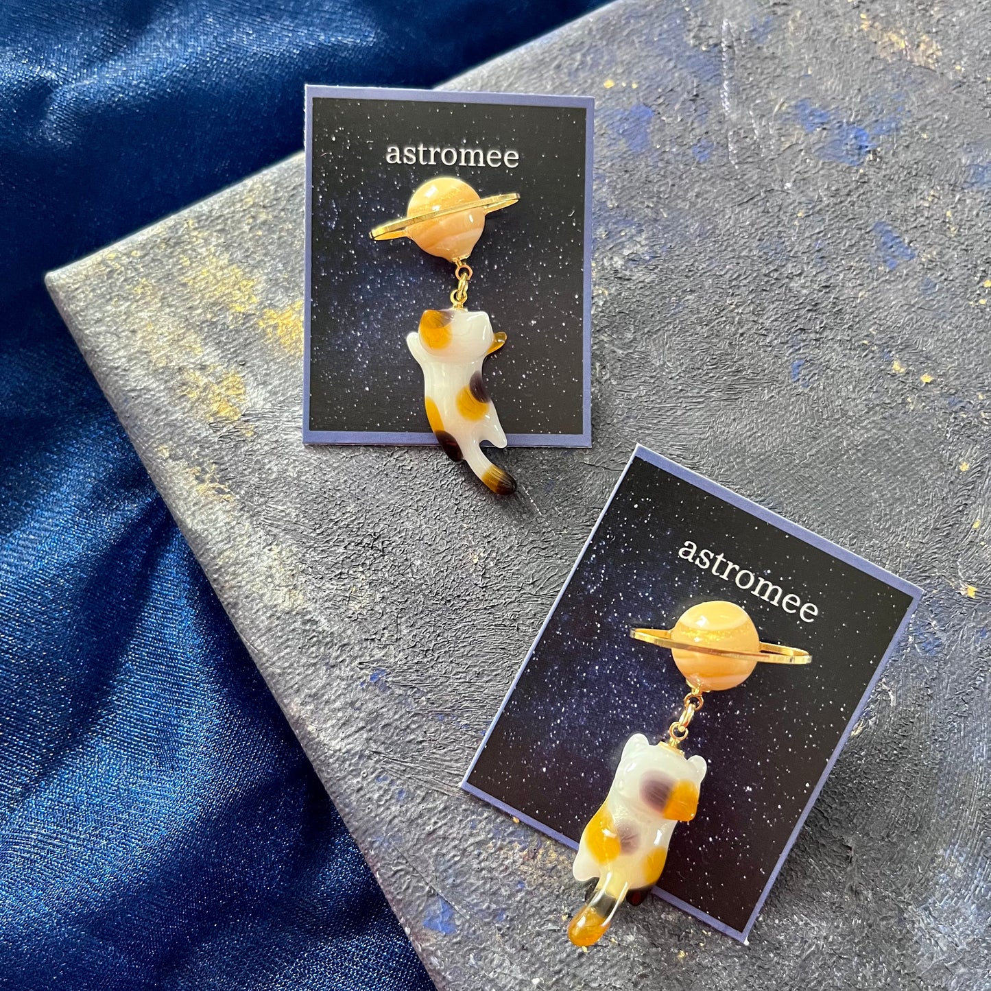Cosmic cat
銀河を旅する三毛猫のブローチ