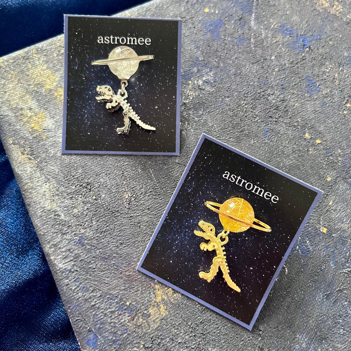 Cosmic relic brooch惑星を旅する恐竜のブローチ
