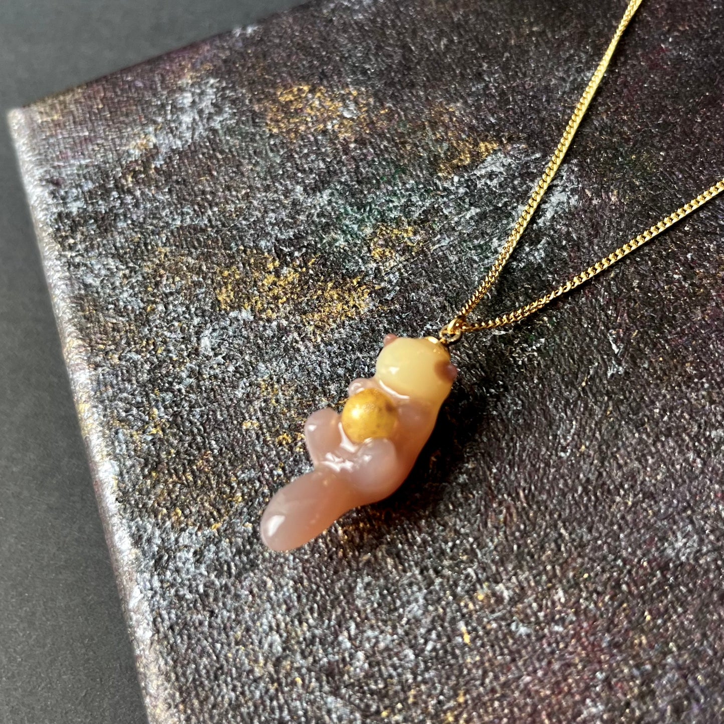 満月と泳ぐラッコのネックレス