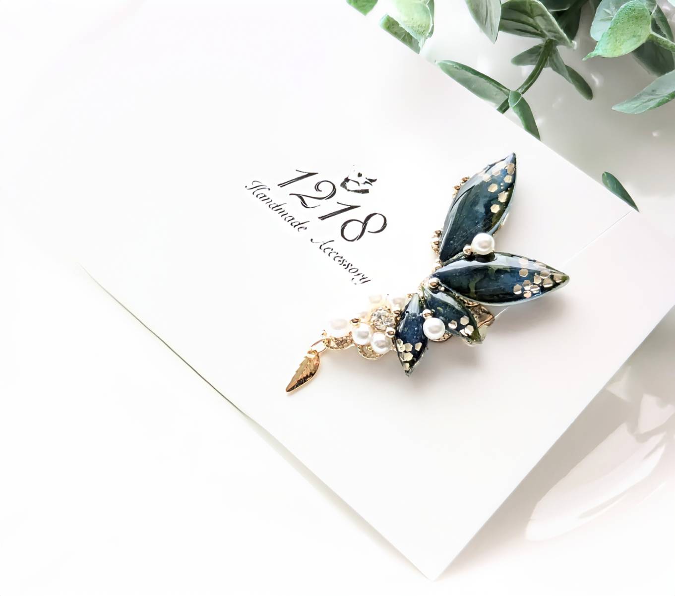 優雅に羽ばたく眠る森の妖精　イヤーカフ