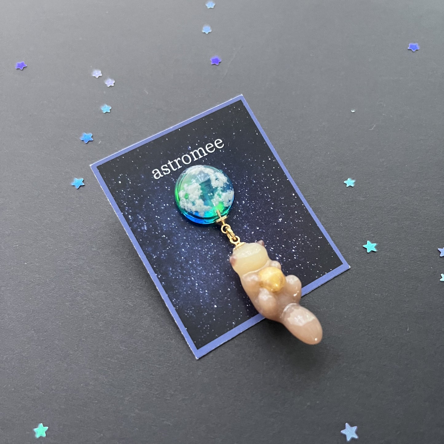 満月と旅するラッコの宇宙旅行ブローチ