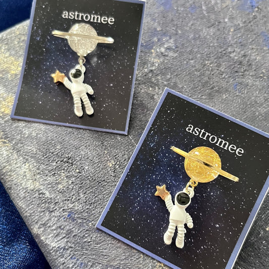 Stellar  Reach Brooch　星に手を伸ばす宇宙飛行士のブローチ