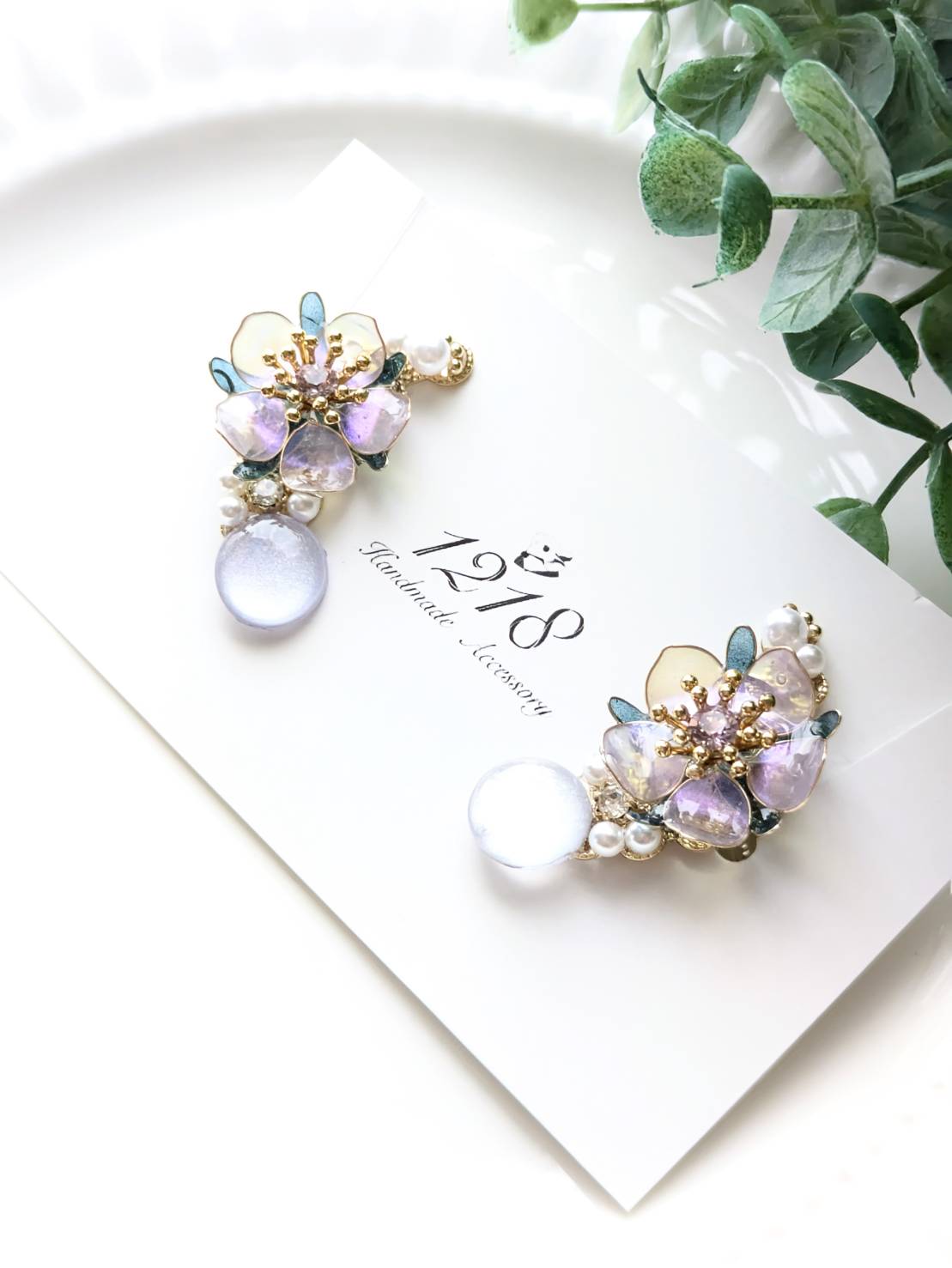 夜と朝明かりに染まる花 イヤーカフ