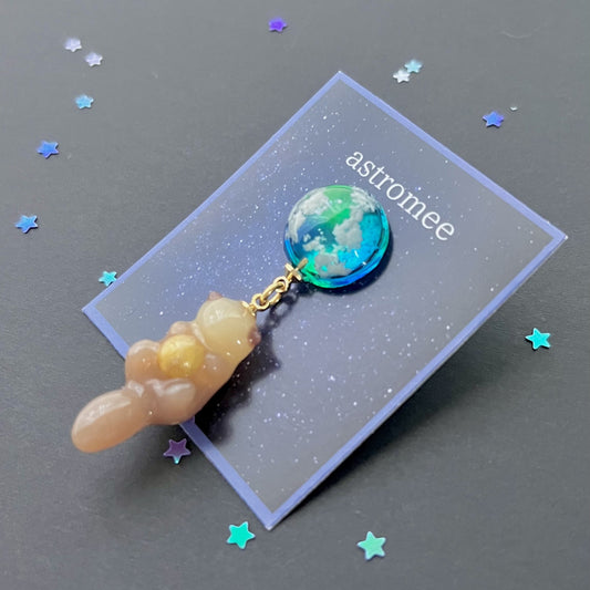 満月と旅するラッコの宇宙旅行ブローチ