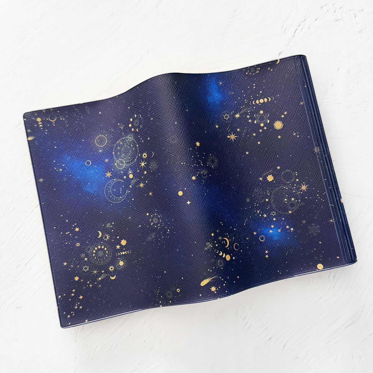 【ブックカバー】銀河の彼方まで広がる、天体総柄 /ゴールド