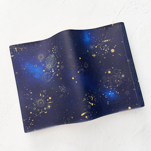 【ブックカバー】銀河の彼方まで広がる、天体総柄 /ゴールド