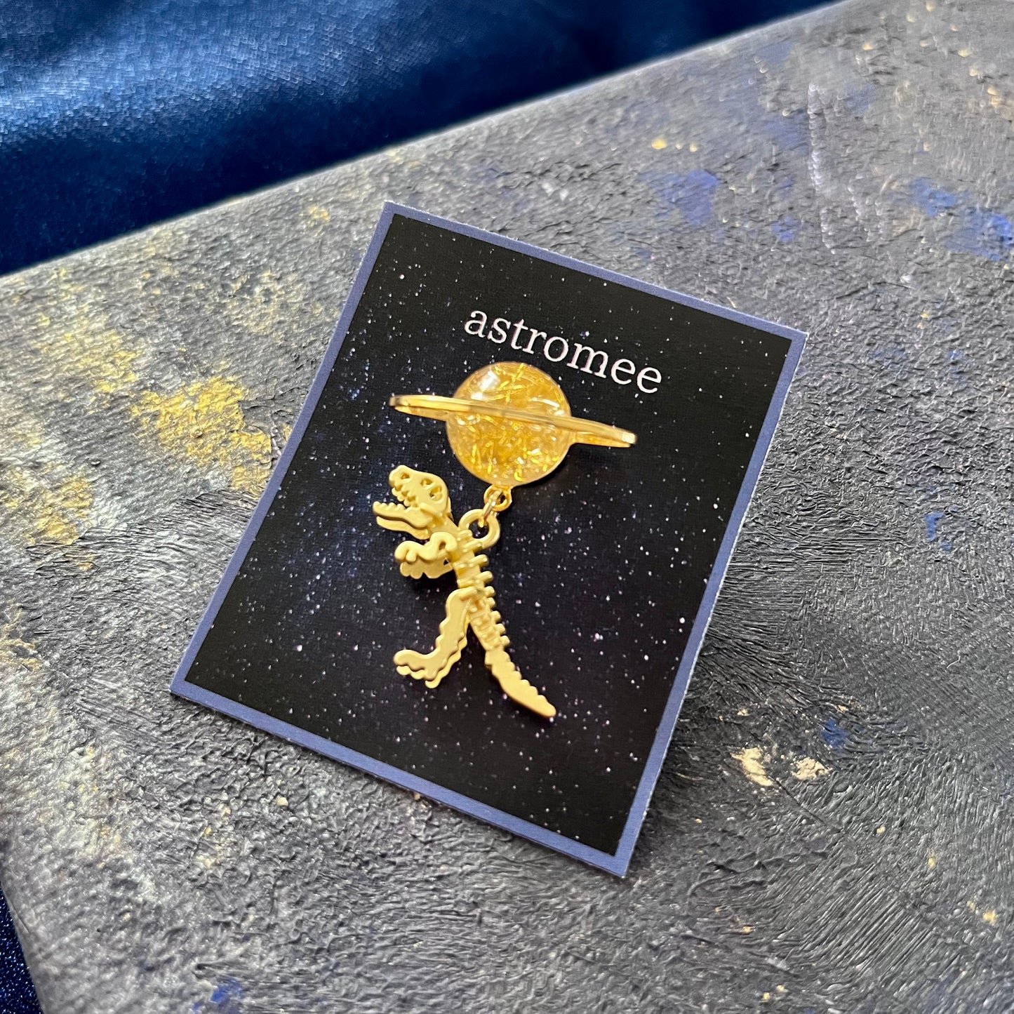 Cosmic relic brooch惑星を旅する恐竜のブローチ