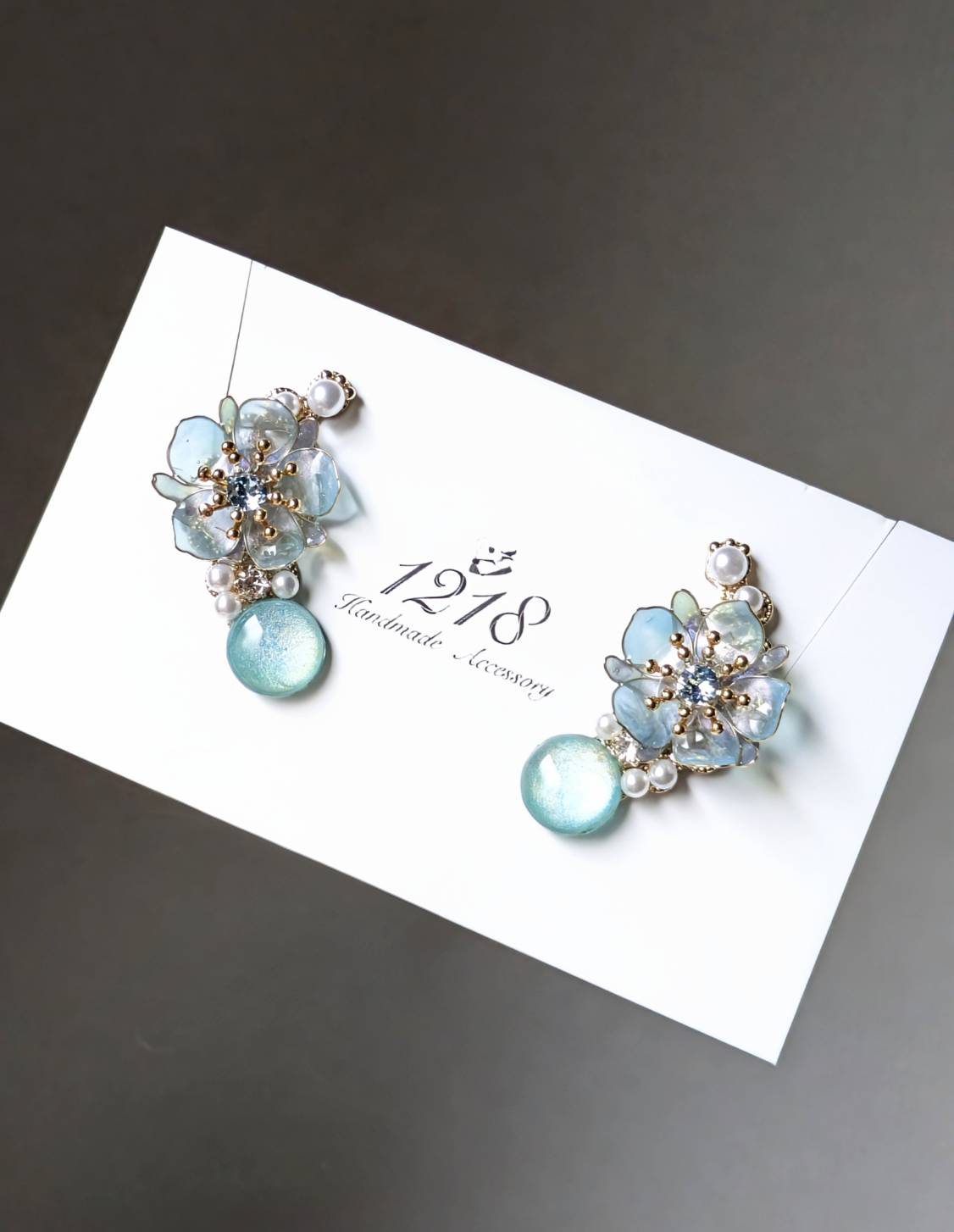 空を映した晴天の花　イヤーカフ