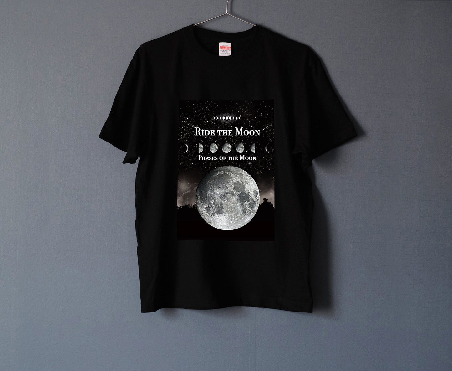月の事柄が描かれた "RIDE THE MOON" Tシャツ （black）男女兼用
