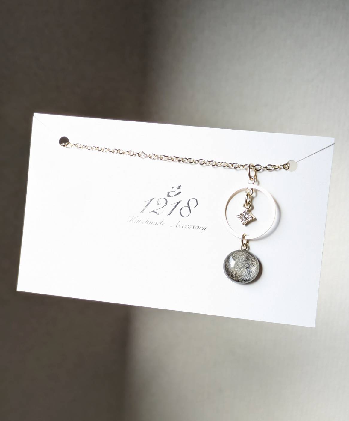 朝、空に残った月の色　ネックレス