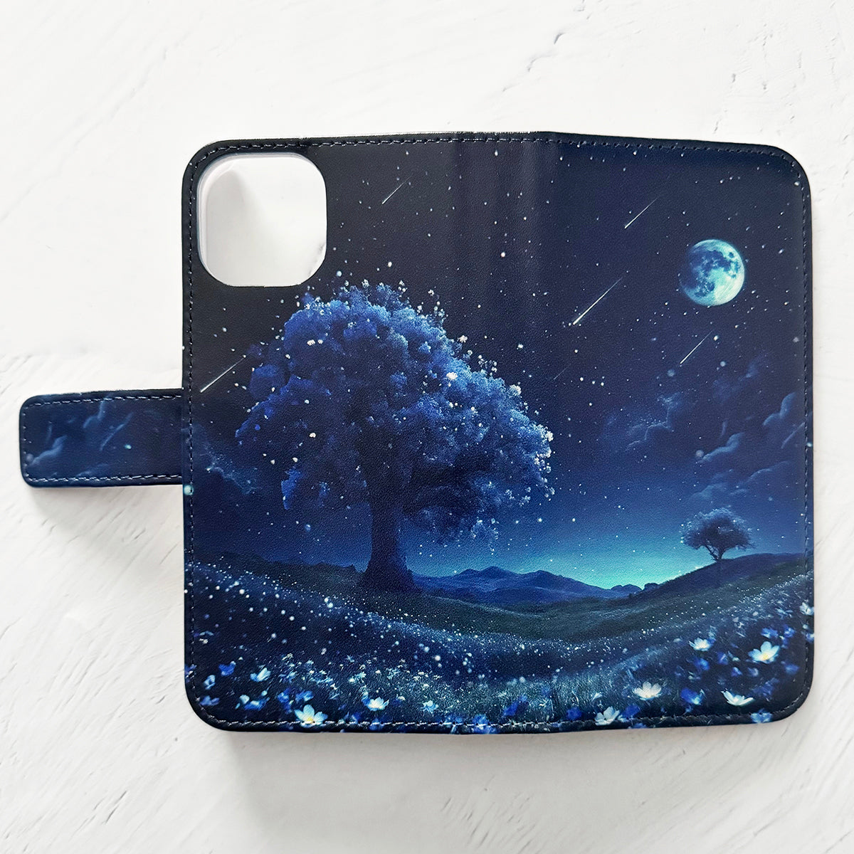【手帳型iPhoneケース】月が輝くネモフィラ畑の幻想世界