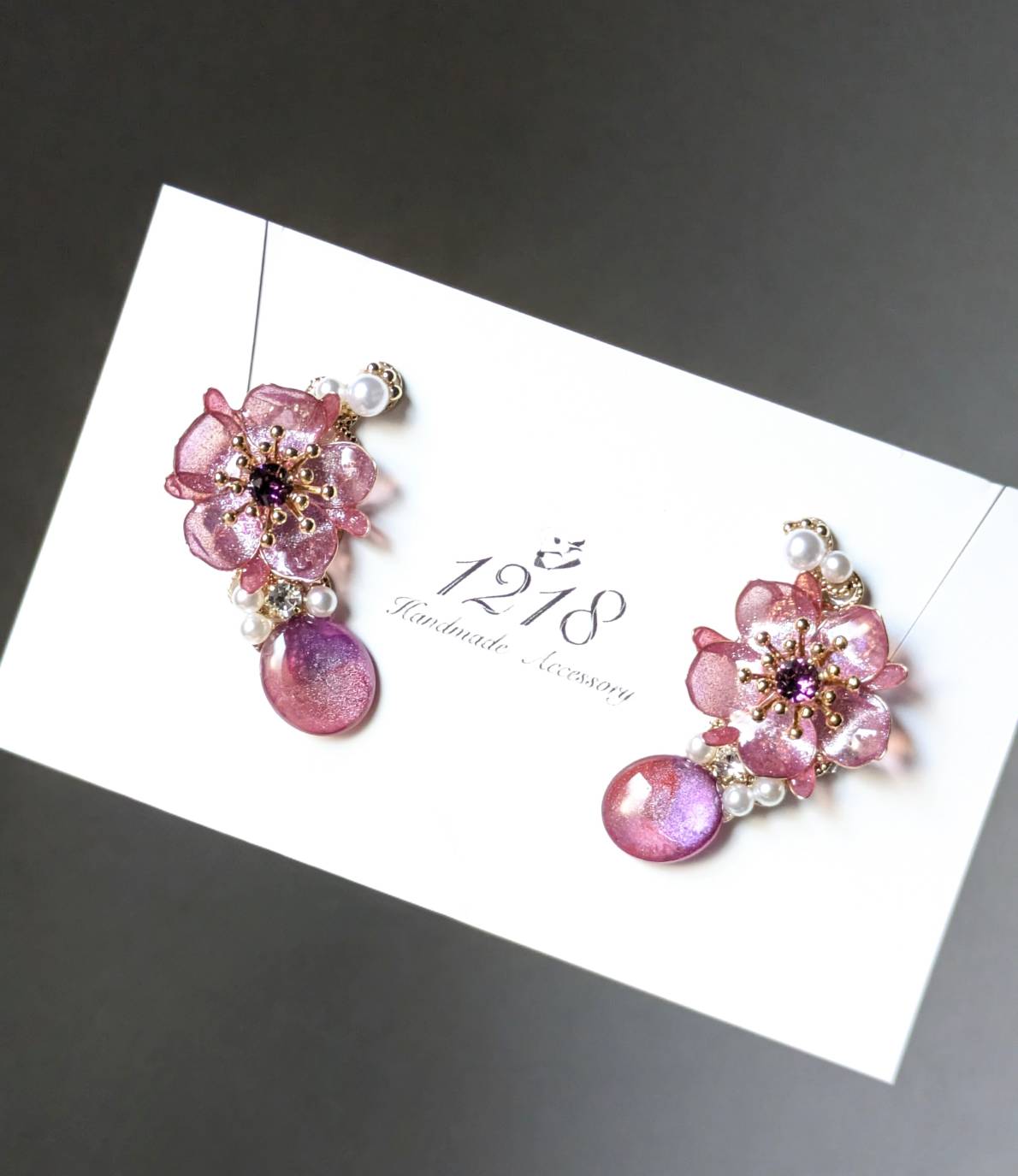 マジックアワーに染まる花　イヤーカフ