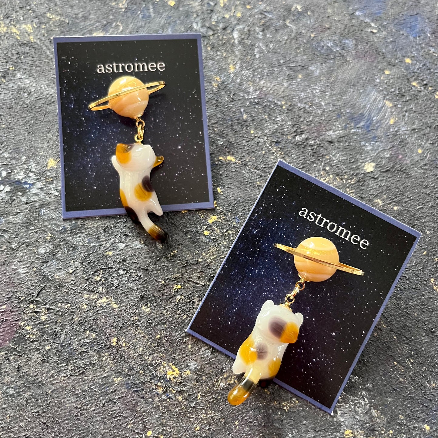 Cosmic cat
銀河を旅する三毛猫のブローチ