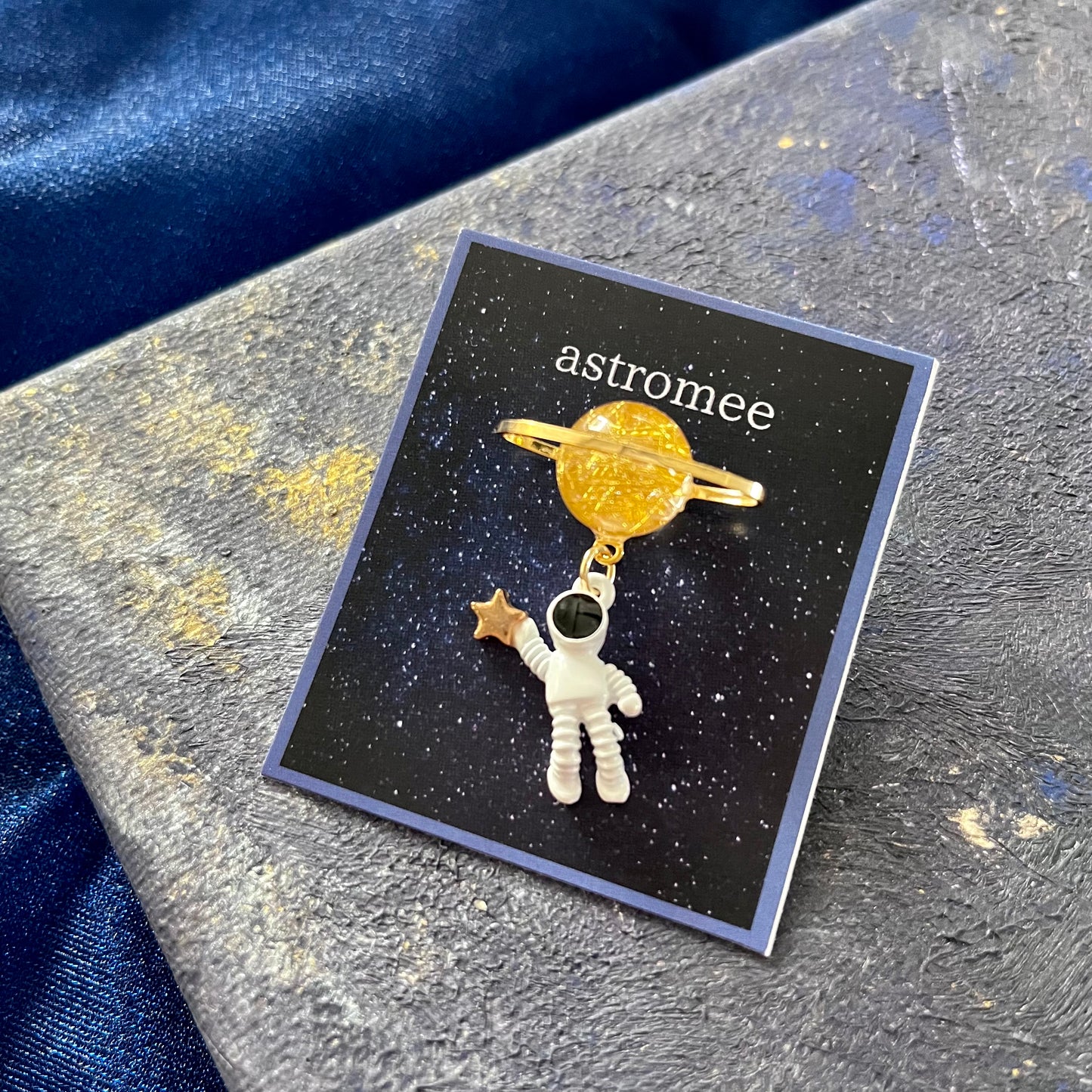 Stellar  Reach Brooch　星に手を伸ばす宇宙飛行士のブローチ