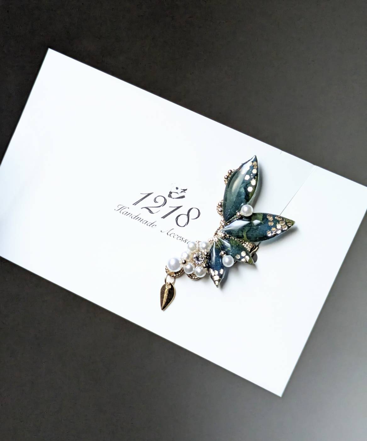 優雅に羽ばたく眠る森の妖精　イヤーカフ